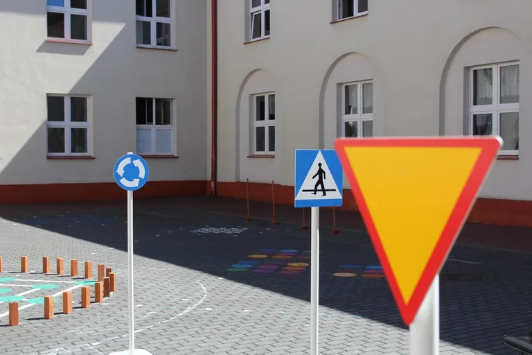 Uczniowie "jedynki" z kartami rowerowymi (zdjęcia)