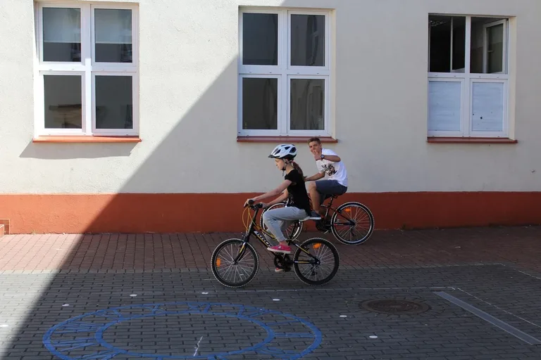 Uczniowie "jedynki" z kartami rowerowymi (zdjęcia)