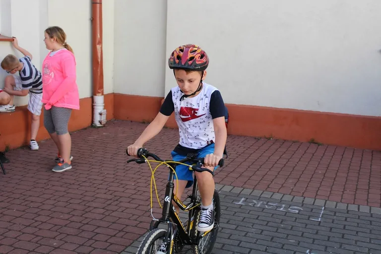 Uczniowie "jedynki" z kartami rowerowymi (zdjęcia)