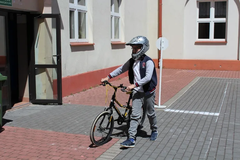 Uczniowie "jedynki" z kartami rowerowymi (zdjęcia)