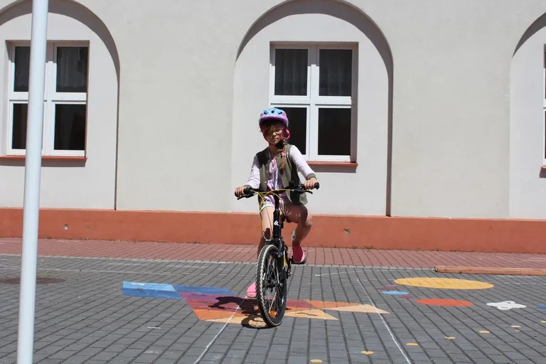 Uczniowie "jedynki" z kartami rowerowymi (zdjęcia)