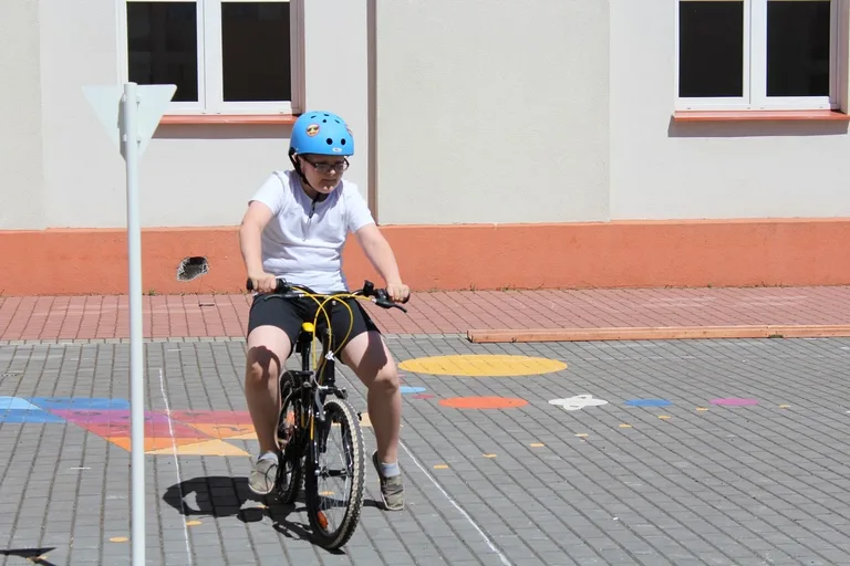 Uczniowie "jedynki" z kartami rowerowymi (zdjęcia)