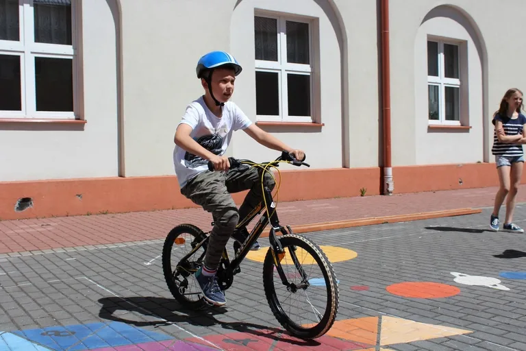 Uczniowie "jedynki" z kartami rowerowymi (zdjęcia)
