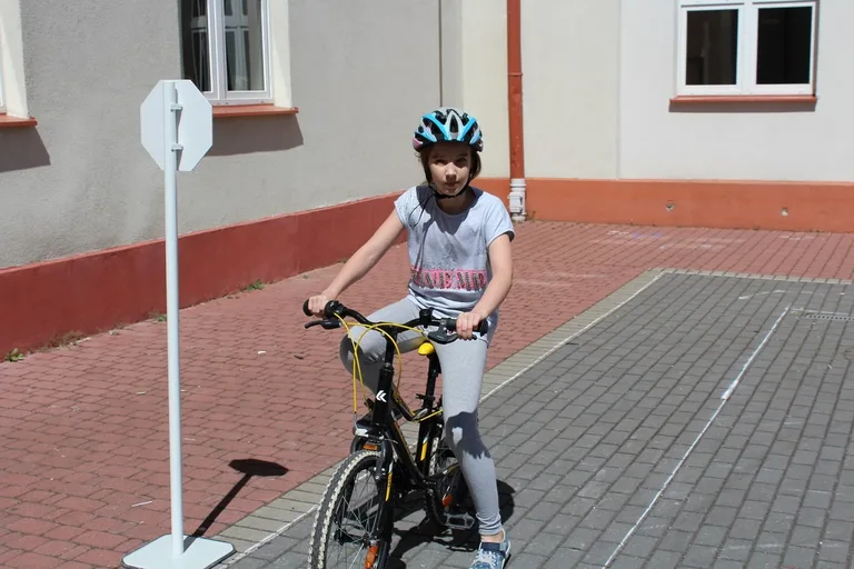 Uczniowie "jedynki" z kartami rowerowymi (zdjęcia)