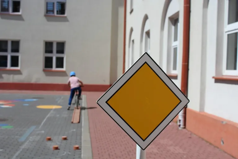 Uczniowie "jedynki" z kartami rowerowymi (zdjęcia)