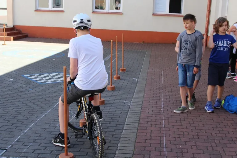 Uczniowie "jedynki" z kartami rowerowymi (zdjęcia)