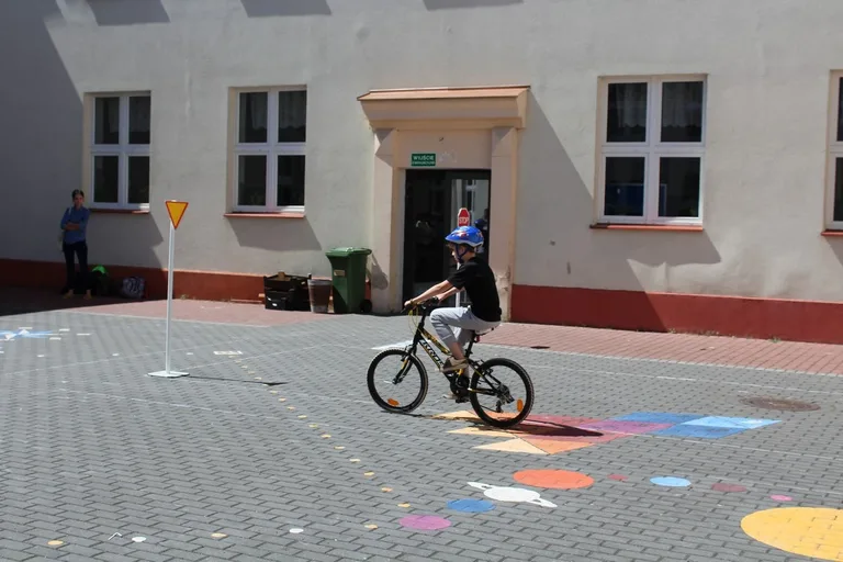 Uczniowie "jedynki" z kartami rowerowymi (zdjęcia)