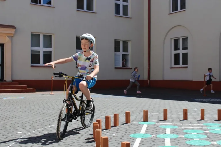 Uczniowie "jedynki" z kartami rowerowymi (zdjęcia)