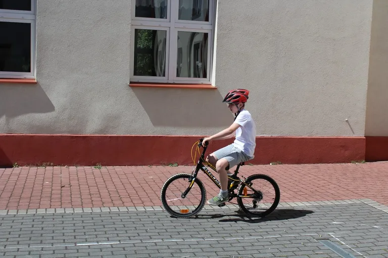 Uczniowie "jedynki" z kartami rowerowymi (zdjęcia)