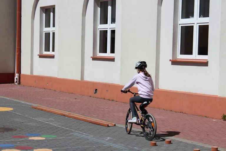 Uczniowie "jedynki" z kartami rowerowymi (zdjęcia)