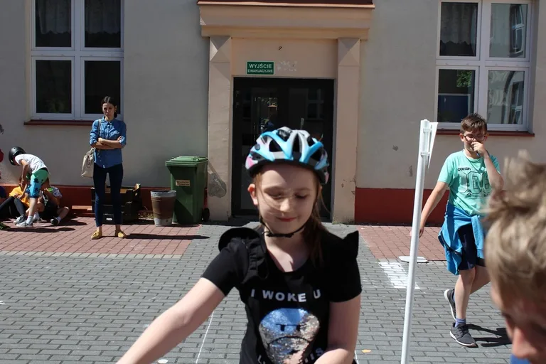 Uczniowie "jedynki" z kartami rowerowymi (zdjęcia)