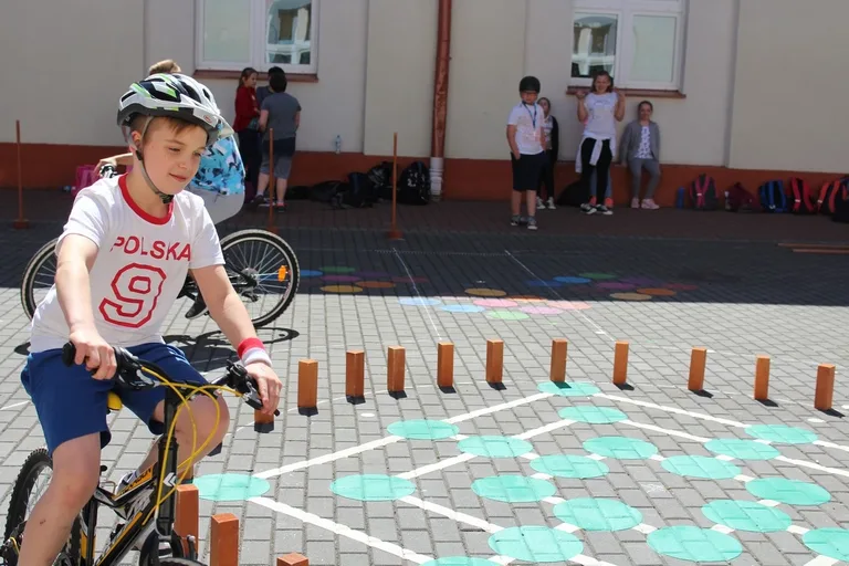 Uczniowie "jedynki" z kartami rowerowymi (zdjęcia)