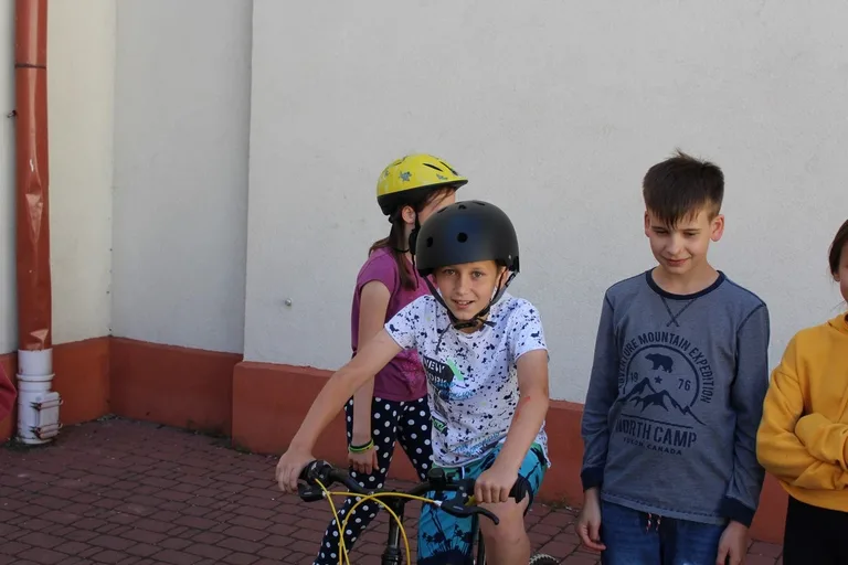 Uczniowie "jedynki" z kartami rowerowymi (zdjęcia)