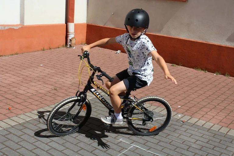 Uczniowie "jedynki" z kartami rowerowymi (zdjęcia)