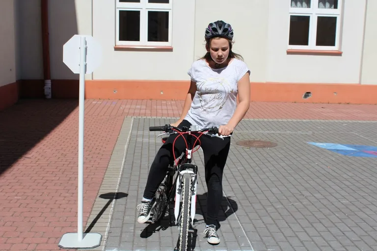 Uczniowie "jedynki" z kartami rowerowymi (zdjęcia)