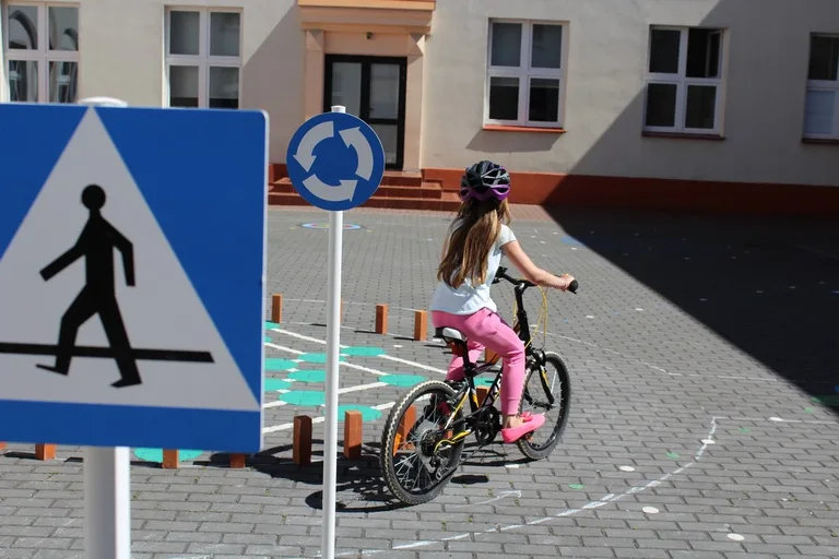 Uczniowie "jedynki" z kartami rowerowymi (zdjęcia)