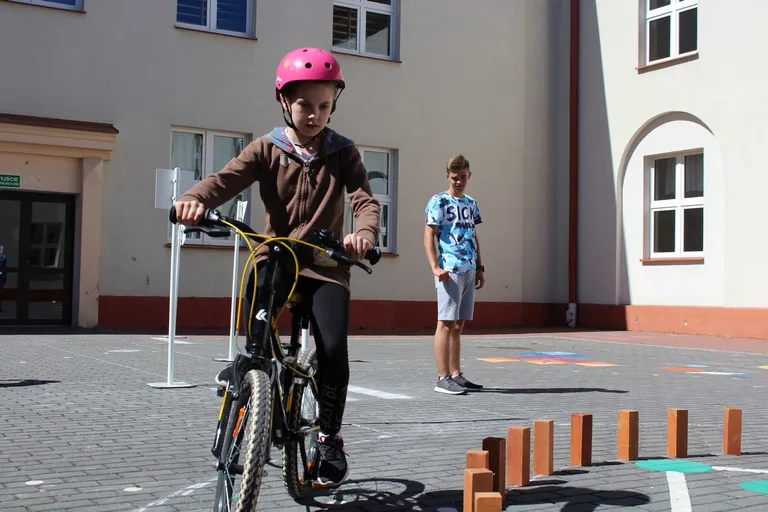 Uczniowie "jedynki" z kartami rowerowymi (zdjęcia)