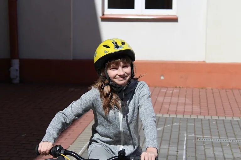 Uczniowie "jedynki" z kartami rowerowymi (zdjęcia)