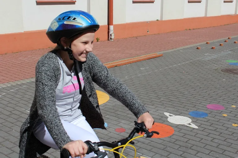Uczniowie "jedynki" z kartami rowerowymi (zdjęcia)