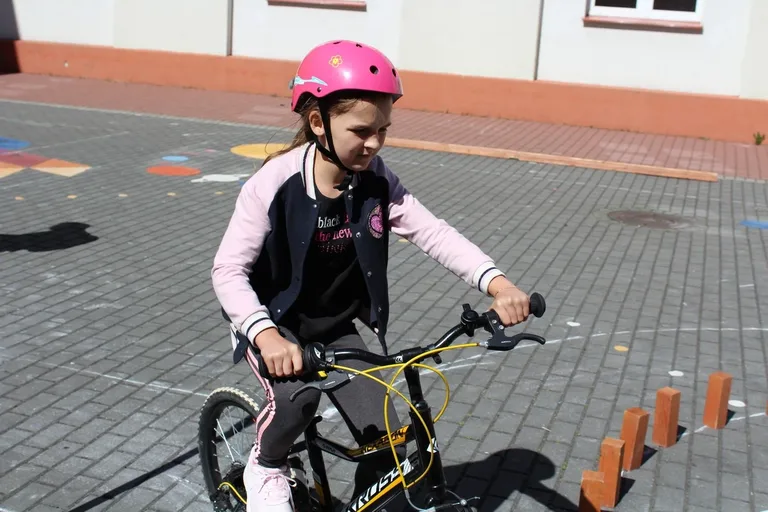 Uczniowie "jedynki" z kartami rowerowymi (zdjęcia)