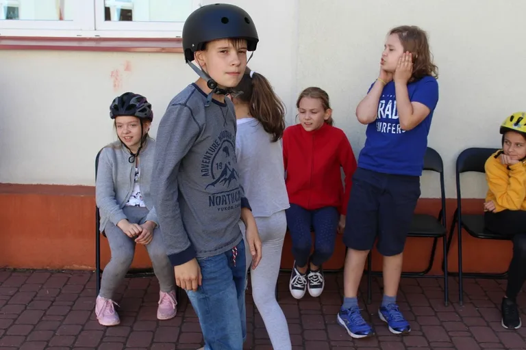 Uczniowie "jedynki" z kartami rowerowymi (zdjęcia)