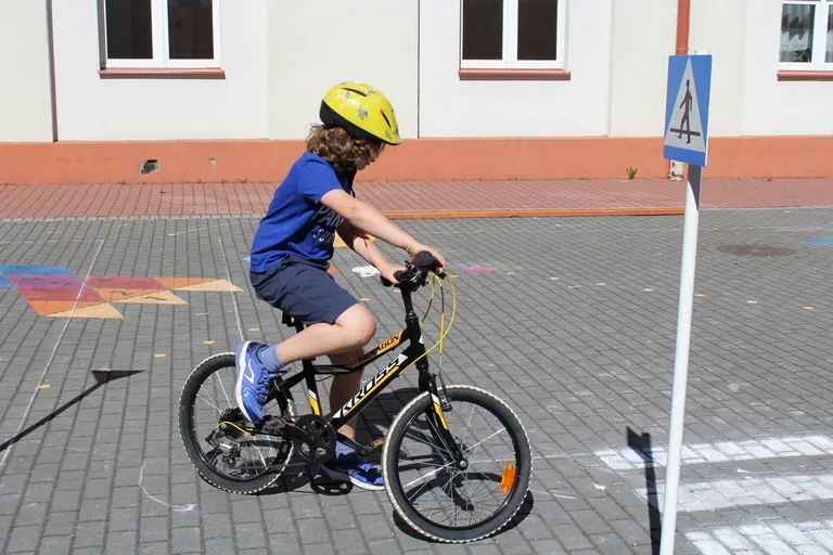 Uczniowie "jedynki" z kartami rowerowymi (zdjęcia)