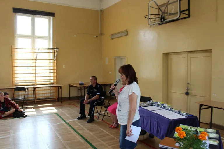 Uczniowie "jedynki" z kartami rowerowymi (zdjęcia)