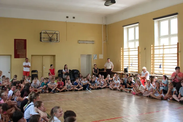 Uczniowie "jedynki" z kartami rowerowymi (zdjęcia)