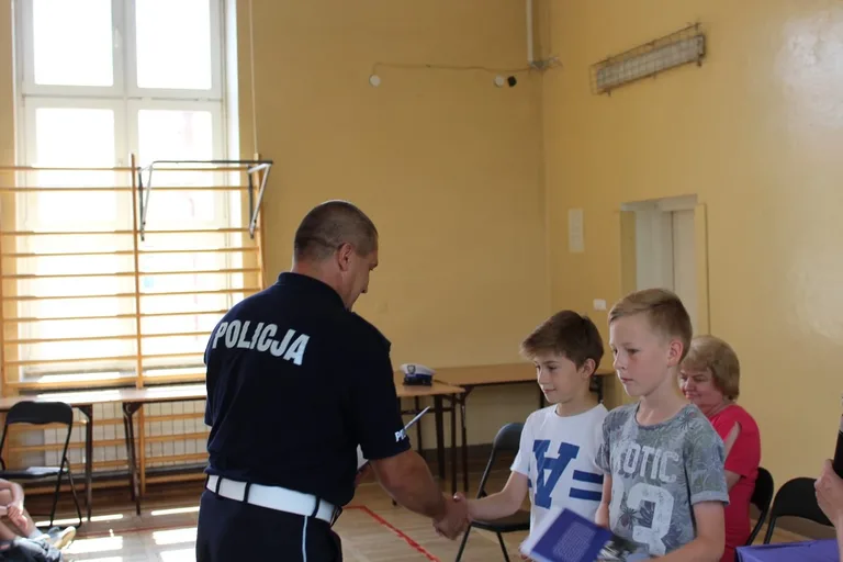 Uczniowie "jedynki" z kartami rowerowymi (zdjęcia)