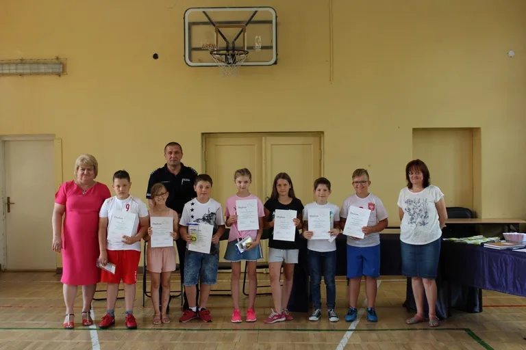 Uczniowie "jedynki" z kartami rowerowymi (zdjęcia)