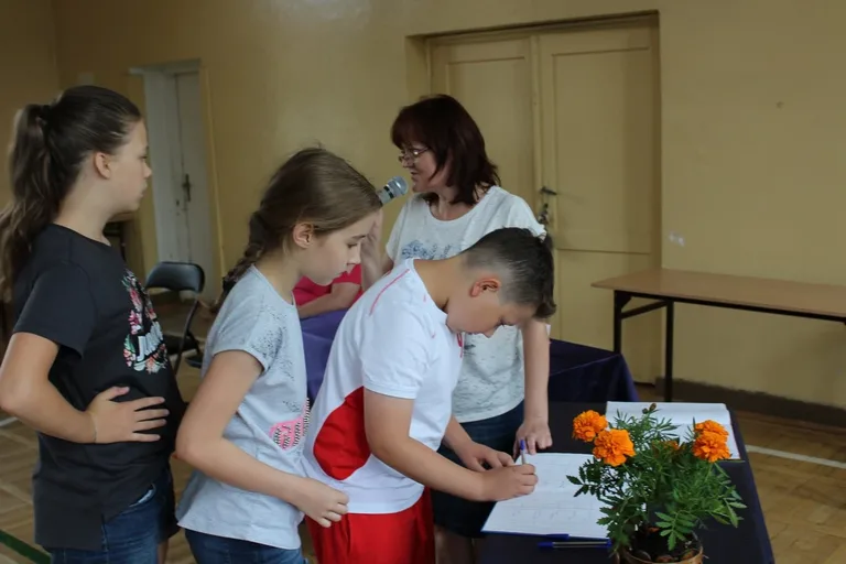 Uczniowie "jedynki" z kartami rowerowymi (zdjęcia)