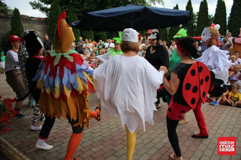 Przedszkolny piknik rodzinny z kapitalnym spektaklem (zdjęcia, wideo)