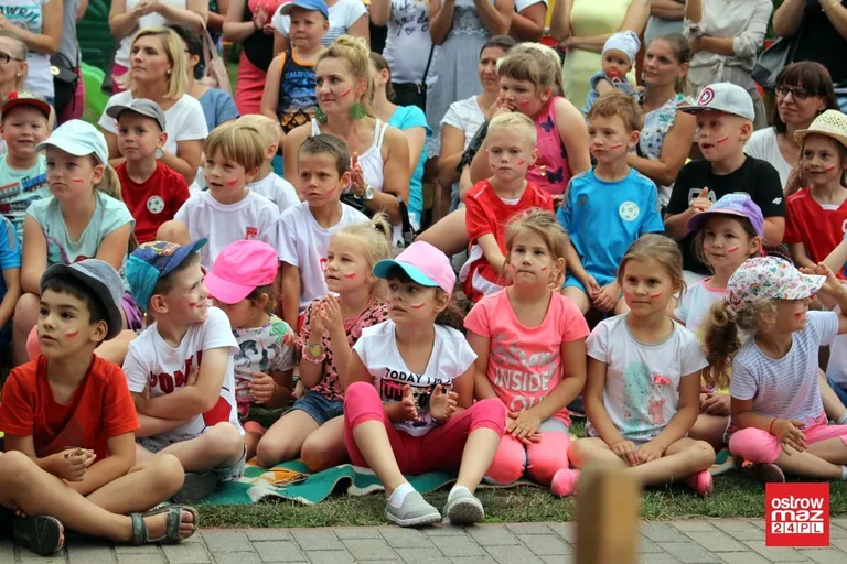 Przedszkolny piknik rodzinny z kapitalnym spektaklem (zdjęcia, wideo)