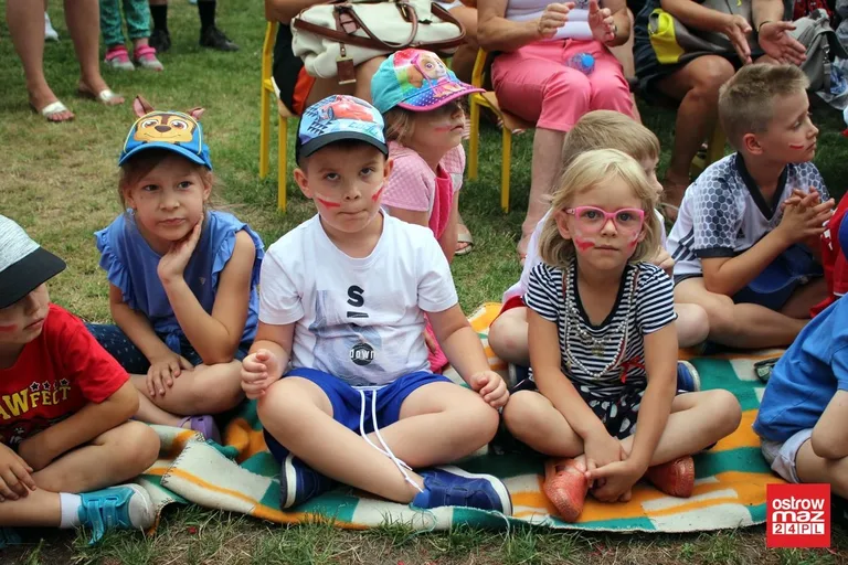 Przedszkolny piknik rodzinny z kapitalnym spektaklem (zdjęcia, wideo)