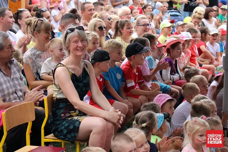 Przedszkolny piknik rodzinny z kapitalnym spektaklem (zdjęcia, wideo)