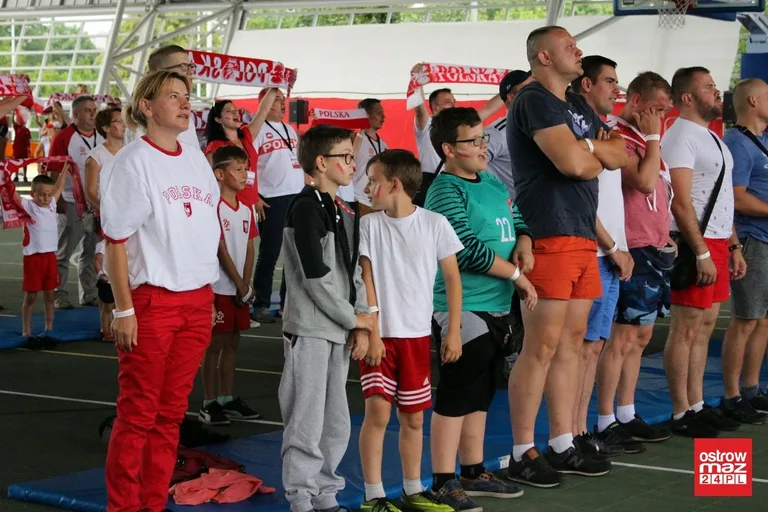 Ostrowianie dopingowali biało-czerwonych (zdjęcia)