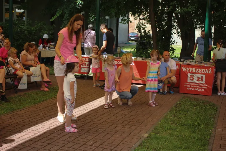 Zabawa z Teatrem Narwal podczas Pikniku z Książką (zdjęcia)
