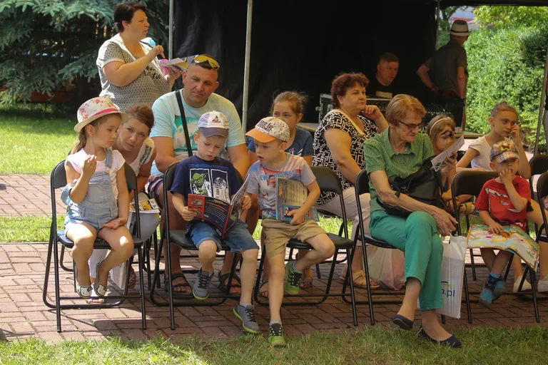 Zabawa z Teatrem Narwal podczas Pikniku z Książką (zdjęcia)