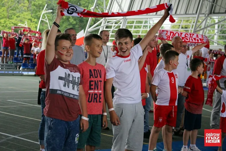 Ostrowianie dopingowali biało-czerwonych (zdjęcia)