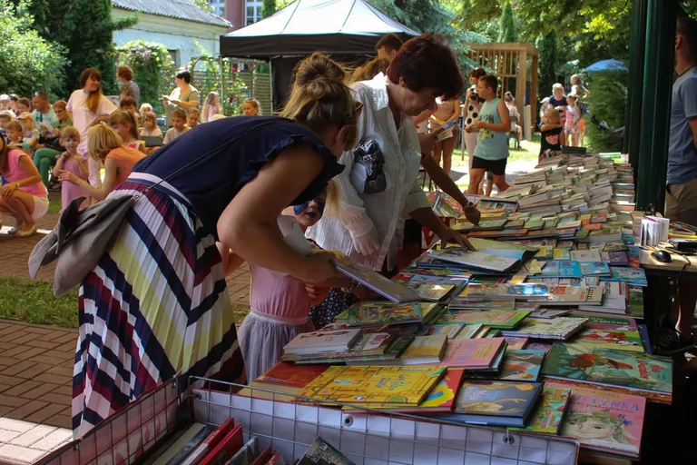 Zabawa z Teatrem Narwal podczas Pikniku z Książką (zdjęcia)