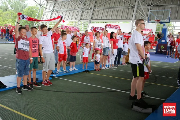 Ostrowianie dopingowali biało-czerwonych (zdjęcia)