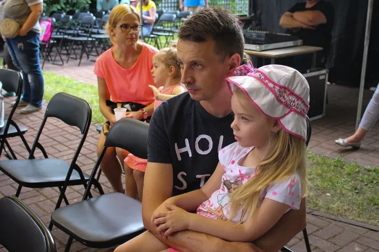 Zabawa z Teatrem Narwal podczas Pikniku z Książką (zdjęcia)