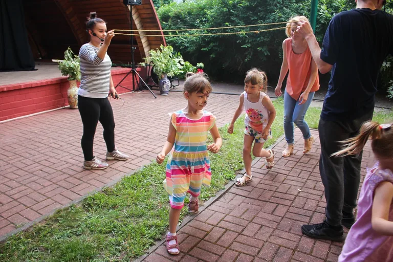 Zabawa z Teatrem Narwal podczas Pikniku z Książką (zdjęcia)