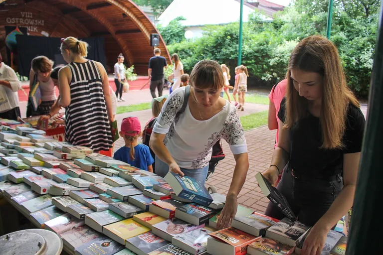 Zabawa z Teatrem Narwal podczas Pikniku z Książką (zdjęcia)