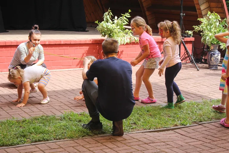 Zabawa z Teatrem Narwal podczas Pikniku z Książką (zdjęcia)