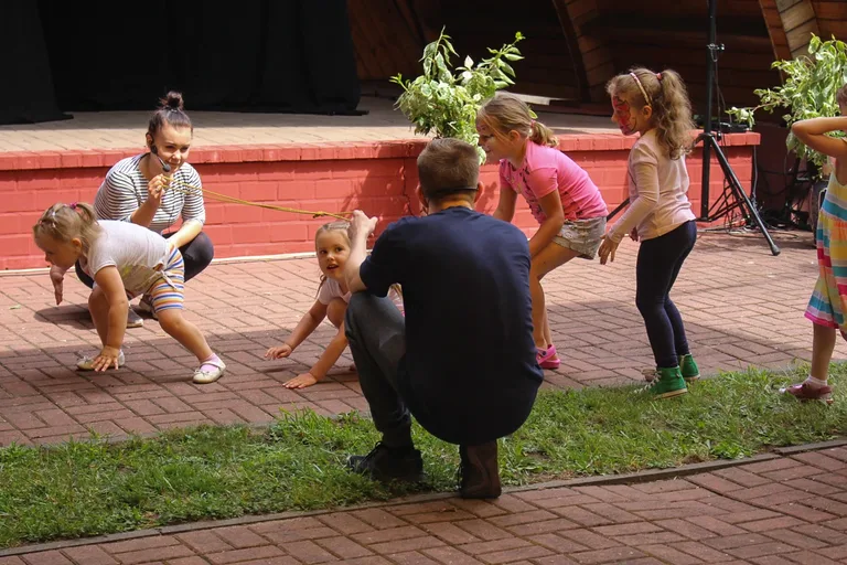 Zabawa z Teatrem Narwal podczas Pikniku z Książką (zdjęcia)