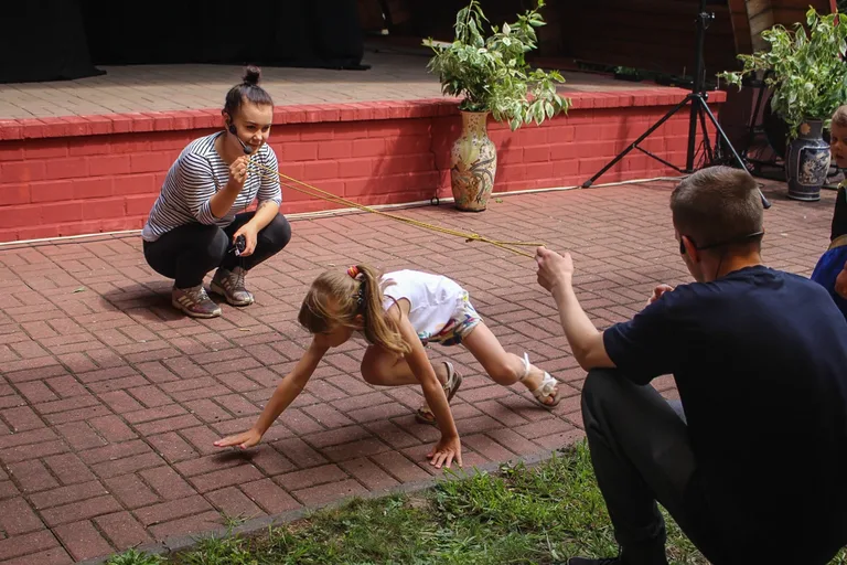 Zabawa z Teatrem Narwal podczas Pikniku z Książką (zdjęcia)