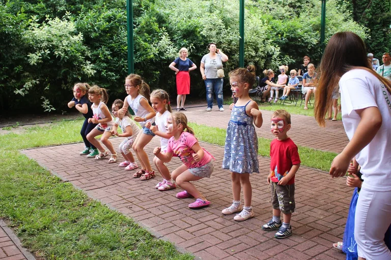 Zabawa z Teatrem Narwal podczas Pikniku z Książką (zdjęcia)
