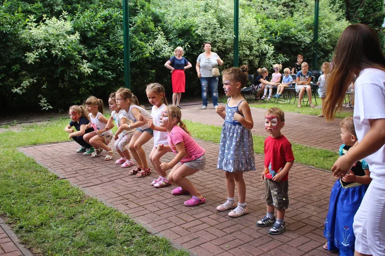 Zabawa z Teatrem Narwal podczas Pikniku z Książką (zdjęcia)