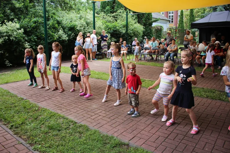 Zabawa z Teatrem Narwal podczas Pikniku z Książką (zdjęcia)